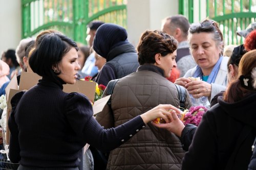 Tinerii au oferit daruri pelerinilor Sfântului Cuvios Dimitrie Poza 231437