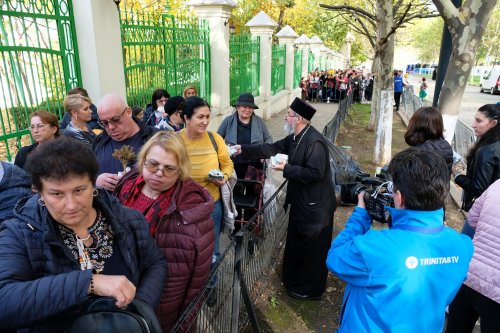 Tinerii au oferit daruri pelerinilor Sfântului Cuvios Dimitrie Poza 231705