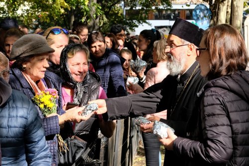 Tinerii au oferit daruri pelerinilor Sfântului Cuvios Dimitrie Poza 231708