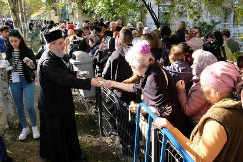 Tinerii au oferit daruri pelerinilor Sfântului Cuvios Dimitrie Poza 231713