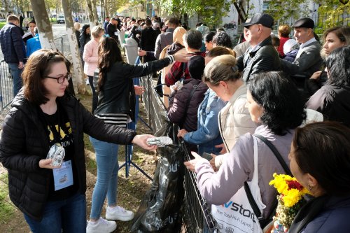 Tinerii au oferit daruri pelerinilor Sfântului Cuvios Dimitrie Poza 231714