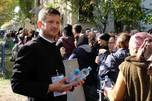Tinerii au oferit daruri pelerinilor Sfântului Cuvios Dimitrie Poza 231715