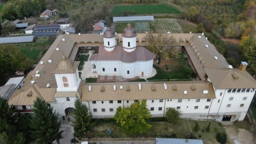 Duminică va fi resfințită biserica Mănăstirii Viforâta din Dâmbovița Poza 232144