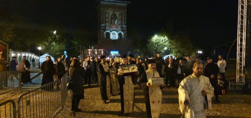 Moaștele sfinților ocrotitori au fost readuse în Catedrala Patriarhală  Poza 232184