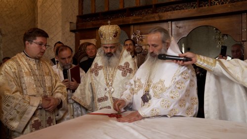Doi ierarhi au slujit într-o parohie din județul Iași Poza 232393