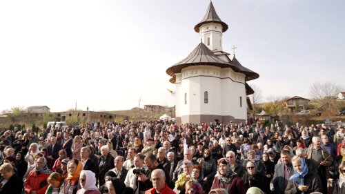 Doi ierarhi au slujit într-o parohie din județul Iași Poza 232394
