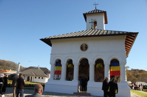 Restaurarea și sfințirea unei ctitorii a familiei Glogoveanu Poza 232578