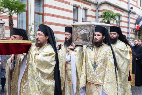 A început pelerinajul la moaștele Sfântului Ierarh Nectarie de la Mănăstirea Radu Vodă din Capitală Poza 233025