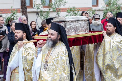A început pelerinajul la moaștele Sfântului Ierarh Nectarie de la Mănăstirea Radu Vodă din Capitală Poza 233030