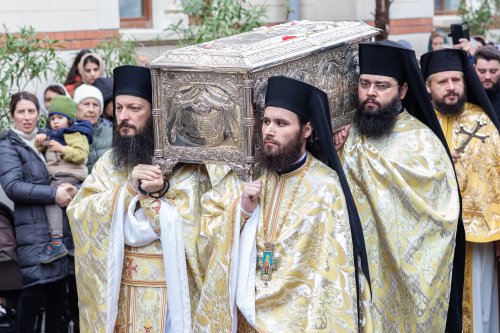 A început pelerinajul la moaștele Sfântului Ierarh Nectarie de la Mănăstirea Radu Vodă din Capitală Poza 233031