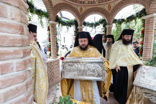 A început pelerinajul la moaștele Sfântului Ierarh Nectarie de la Mănăstirea Radu Vodă din Capitală Poza 233037