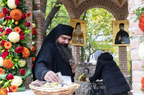 A început pelerinajul la moaștele Sfântului Ierarh Nectarie de la Mănăstirea Radu Vodă din Capitală Poza 233043