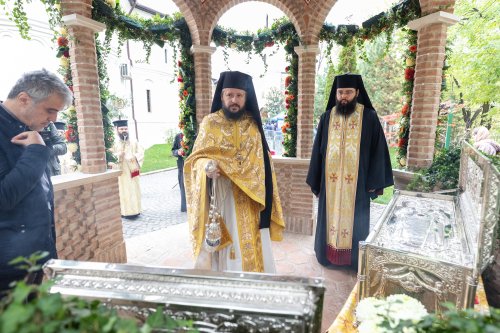 A început pelerinajul la moaștele Sfântului Ierarh Nectarie de la Mănăstirea Radu Vodă din Capitală Poza 233056