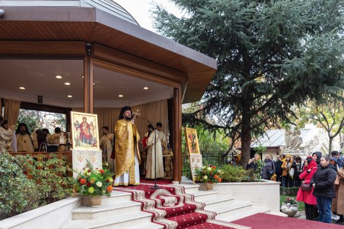 A început pelerinajul la moaștele Sfântului Ierarh Nectarie de la Mănăstirea Radu Vodă din Capitală Poza 233061