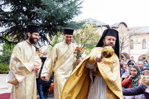 A început pelerinajul la moaștele Sfântului Ierarh Nectarie de la Mănăstirea Radu Vodă din Capitală Poza 233062