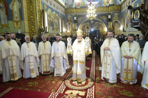 Slujire arhierească la Biserica „Sfinții Arhangheli”-Trei Stejari din Sibiu Poza 233074