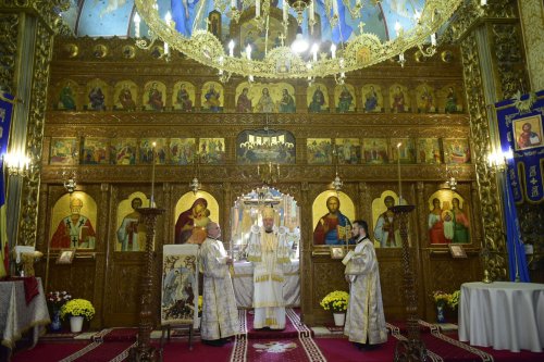 Slujire arhierească la Biserica „Sfinții Arhangheli”-Trei Stejari din Sibiu Poza 233075