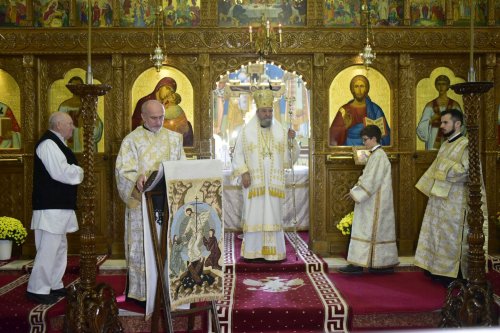 Slujire arhierească la Biserica „Sfinții Arhangheli”-Trei Stejari din Sibiu Poza 233076