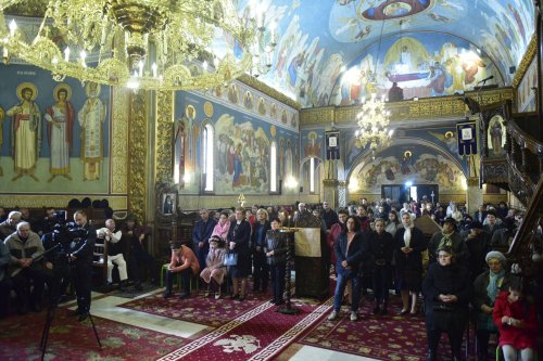 Slujire arhierească la Biserica „Sfinții Arhangheli”-Trei Stejari din Sibiu Poza 233078