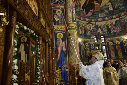 Pictura Bisericii „Sfinții Arhangheli” din Sibiu-Ștrand a fost sfințită Poza 233261