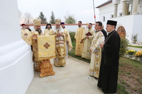 Sfințirea unui schit renăscut din județul Buzău Poza 233478