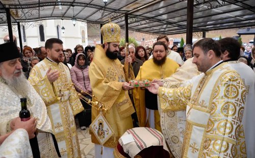 Slujiri arhiereşti în Episcopia Devei şi Hunedoarei Poza 233433