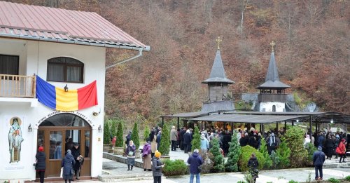 Slujiri arhiereşti în Episcopia Devei şi Hunedoarei Poza 233435