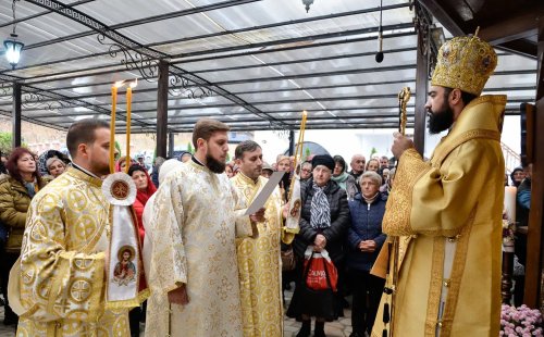 Slujiri arhiereşti în Episcopia Devei şi Hunedoarei Poza 233436