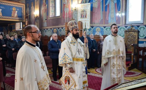 Slujiri arhiereşti în Episcopia Devei şi Hunedoarei Poza 233438