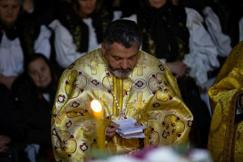 Rugăciuni în cinstea Sfântului Ierarh Ioan Gură de Aur la Paraclisul Catedralei Mântuirii Neamului Poza 233731