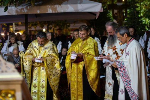 Rugăciuni în cinstea Sfântului Ierarh Ioan Gură de Aur la Paraclisul Catedralei Mântuirii Neamului Poza 233752
