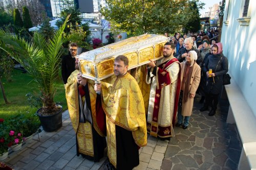 Rugăciuni în cinstea Sfântului Ierarh Ioan Gură de Aur la Paraclisul Catedralei Mântuirii Neamului Poza 233779