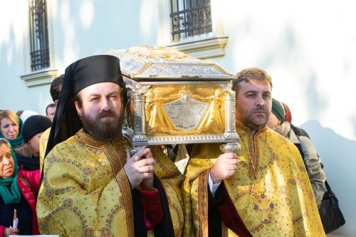 Rugăciuni în cinstea Sfântului Ierarh Ioan Gură de Aur la Paraclisul Catedralei Mântuirii Neamului Poza 233780