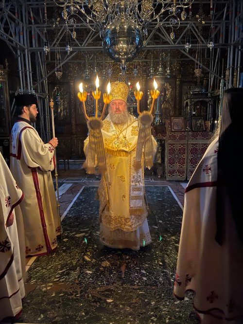 Un ierarh român a liturghisit la Mănăstirea Vatoped din Sfântul Munte Poza 233882
