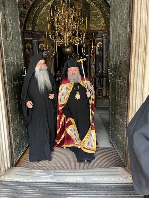 Un ierarh român a liturghisit la Mănăstirea Vatoped din Sfântul Munte Poza 233885