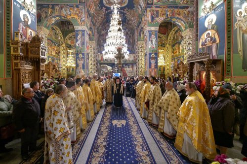 Starețul isihast al Mănăstirii Neamț sărbătorit în Capitală Poza 234189