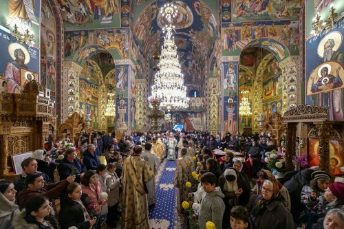 Starețul isihast al Mănăstirii Neamț sărbătorit în Capitală Poza 234209