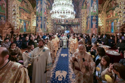 Starețul isihast al Mănăstirii Neamț sărbătorit în Capitală Poza 234217