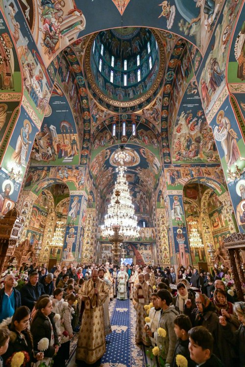 Starețul isihast al Mănăstirii Neamț sărbătorit în Capitală Poza 234219