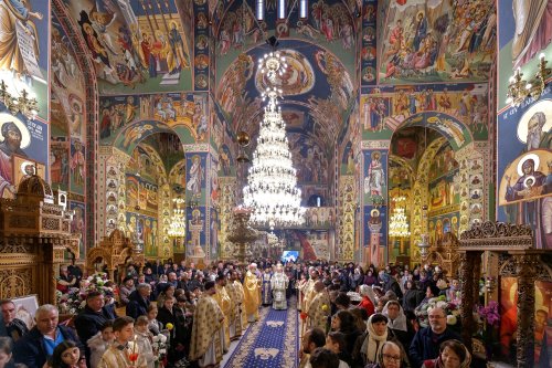 Starețul isihast al Mănăstirii Neamț sărbătorit în Capitală Poza 234225
