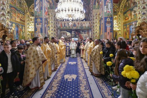 Starețul isihast al Mănăstirii Neamț sărbătorit în Capitală Poza 234228