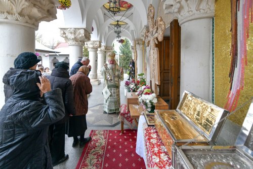Starețul isihast al Mănăstirii Neamț sărbătorit în Capitală Poza 234235