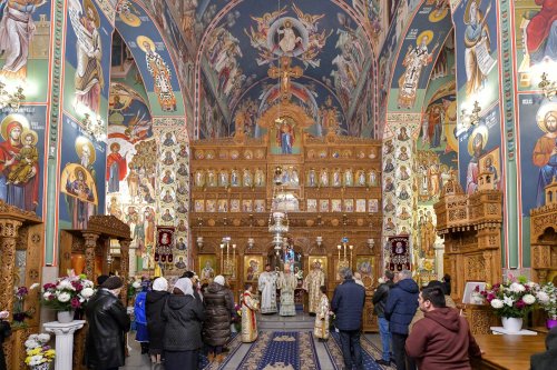 Starețul isihast al Mănăstirii Neamț sărbătorit în Capitală Poza 234238