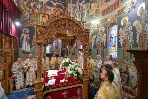 Starețul isihast al Mănăstirii Neamț sărbătorit în Capitală Poza 234239