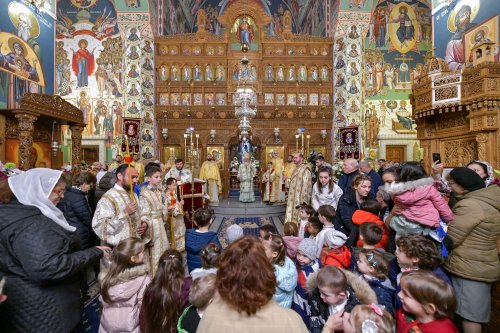 Starețul isihast al Mănăstirii Neamț sărbătorit în Capitală Poza 234240