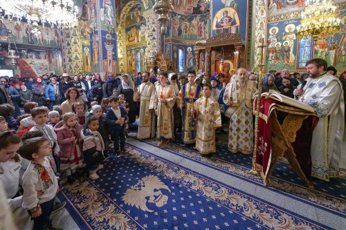 Starețul isihast al Mănăstirii Neamț sărbătorit în Capitală Poza 234242
