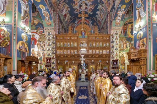 Starețul isihast al Mănăstirii Neamț sărbătorit în Capitală Poza 234246
