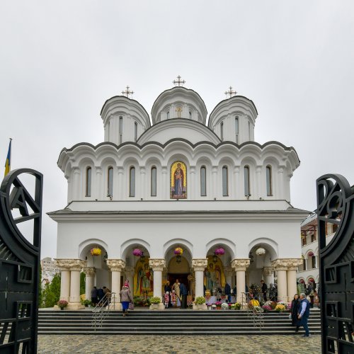Starețul isihast al Mănăstirii Neamț sărbătorit în Capitală Poza 234250