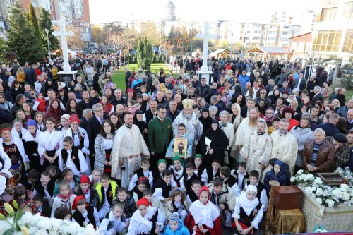 Sărbătoare la Biserica „Sfinții Arhangheli Mihail și Gavriil” din Baia Mare Poza 234307