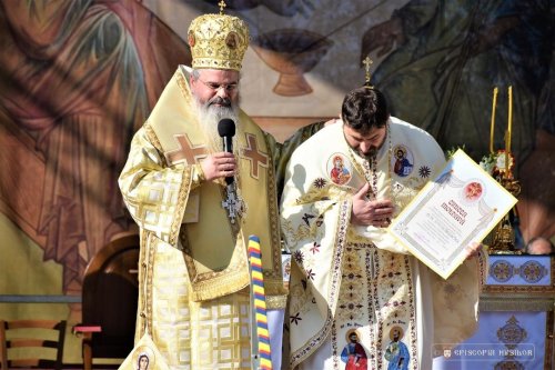 Trei ierarhi au sfințit Catedrala municipiului Bârlad Poza 234302